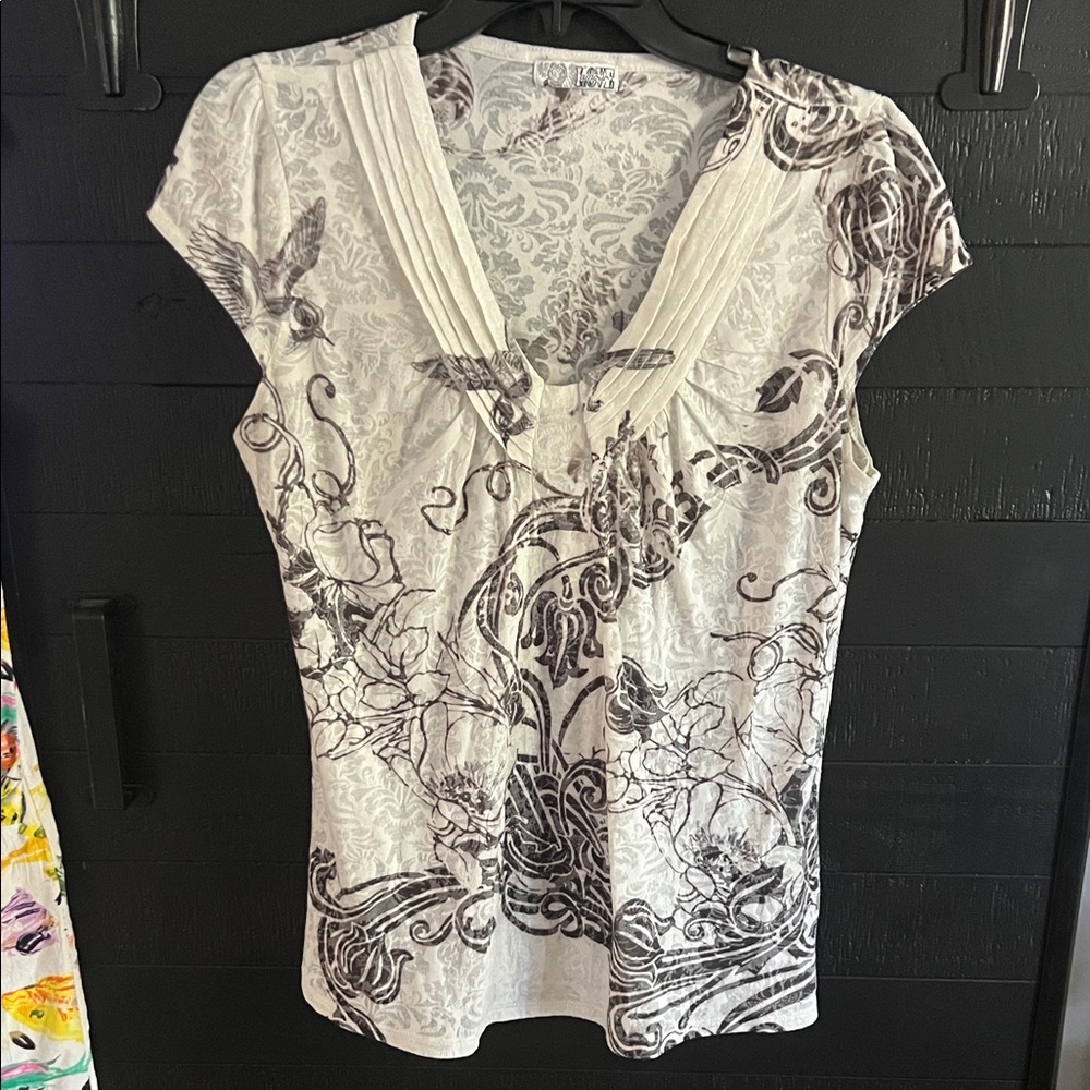 Love Amour Black and White Floral V-Neck Tee